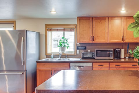 Kitchenette | Dishwasher | Keurig Coffee Maker | 1st Floor