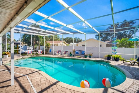 Enjoy the best of Florida living with an all-day outdoor setup—sunshine by day, soft lights and breezy comfort by night. Every moment feels like a getaway.