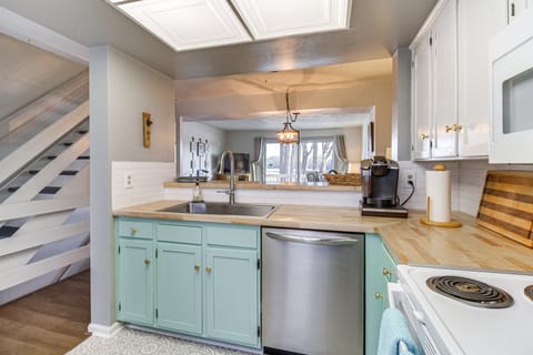 Kitchen | Dishwasher | Trash Bags & Paper Towels Provided | Main Level