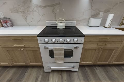 Behold. A stove. Fully stocked kitchen with essentials. Standard cookware with standard utensils. Bring the fancy stuff if you want to cook something unique. Dry breakfast included. Free popcorn in case you're feeling snacky!