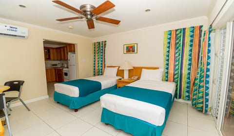 Unwind in a spacious twin room with cheerful island colors.
