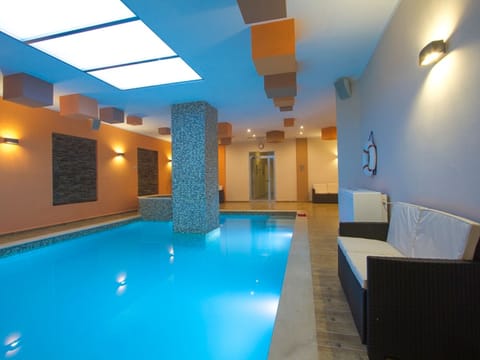 Shared indoor heated pool at 32°C (Winter)
