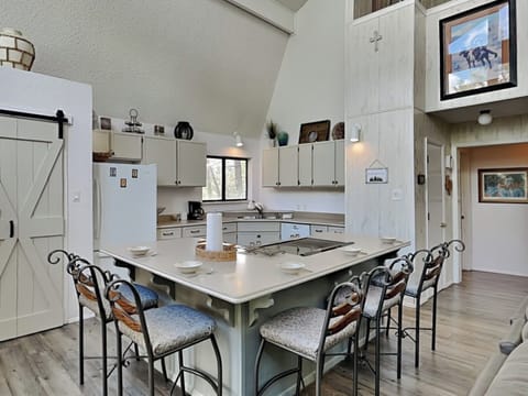 Full Kitchen - Countertop Seating For 5 - Ground Level