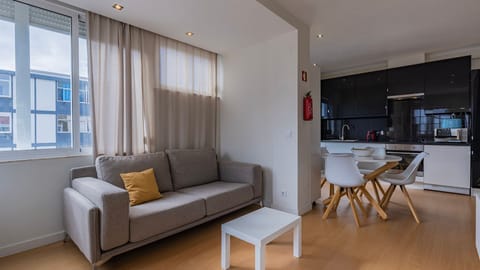 The apartment offers a spacious living room with a sitting, working, and dining areas so that you feel at home.
#comfort #portugal #pt #paçodearcos