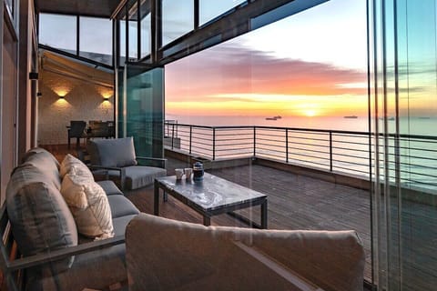 Enjoy casual sitting, or outside dinning table splendour... the choice is yours.