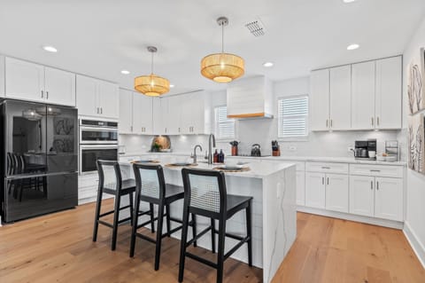 Fully Equipped Kitchen with all Major Appliances (1)