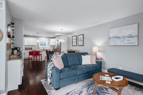 Roomy living area for gatherings and relaxation 🛋️🍷