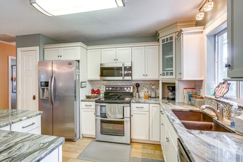 Kitchen | Drip Coffee Maker | Dishwasher | Cooking Utensils