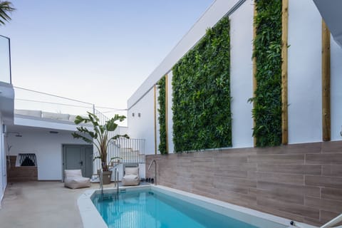 Stimulating pool surroundings.