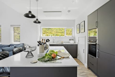 Infra-red ceiling heaters in the rooms, kitchen with built in microwave - 5 The Vista, Willingcott