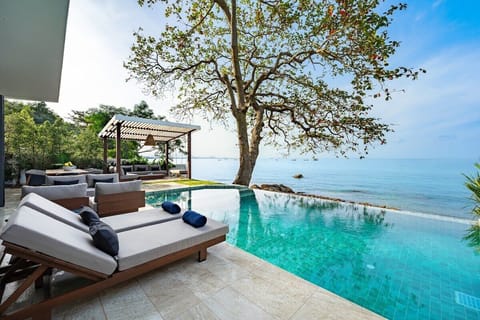 Serene retreat – dive into the clear, calm waters of our infinity pool and let the ocean's horizon captivate your senses.