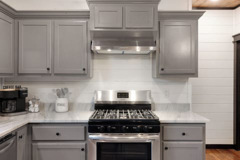 Keurig Duo coffee maker with Kcups provided