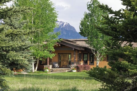 teton-refuge-hero-exterior-grand-teton