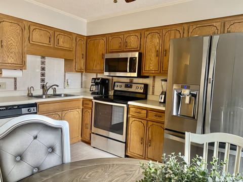 Huge fridge/ice maker.Instant hot water for tea/hot cocoa, Toaster and blender