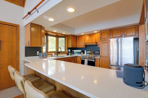 Kitchen | 1st Floor | Breakfast Bar | Cooking Essentials
