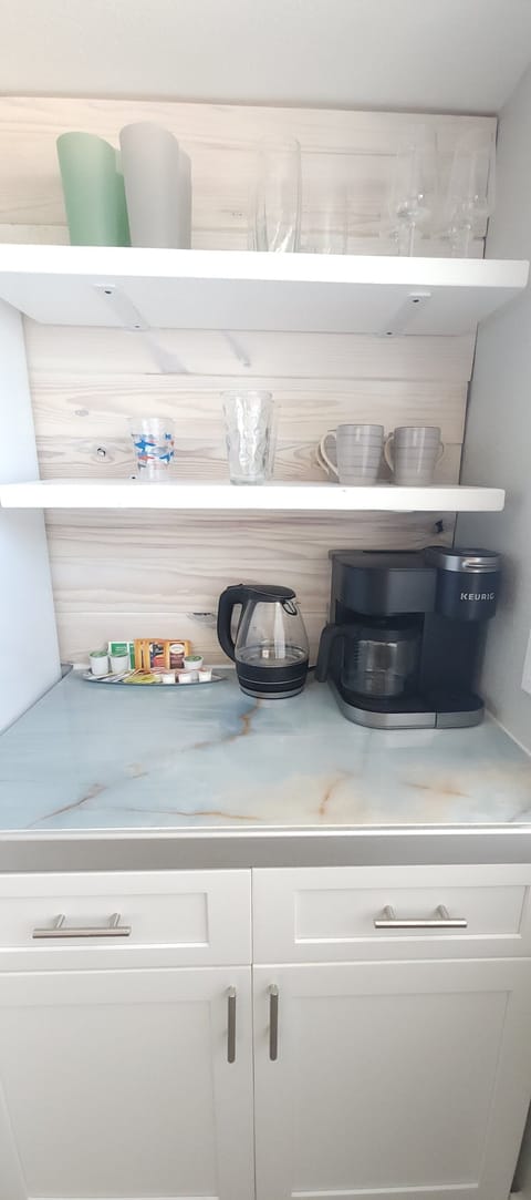 Keurig coffee maker and electric kettle with "starter" assortment of coffee and tea