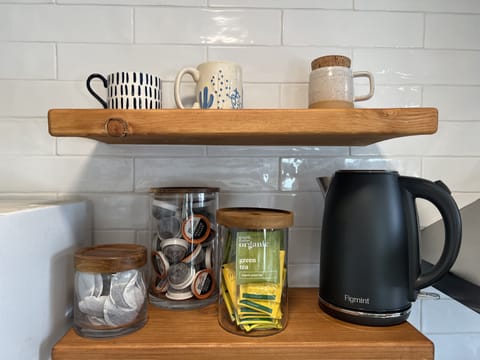 Includes regular & decaf coffee, as well as green tea and black tea