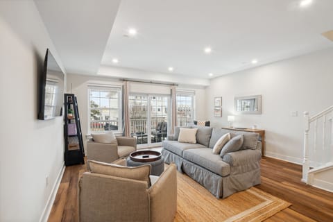 Main Floor Living Room (1)