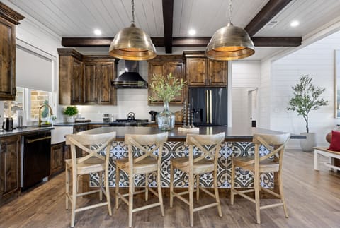 Kitchen with nice size island with seating for 4