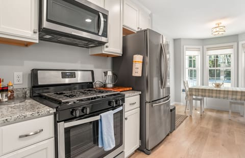 Full kitchen w gas range