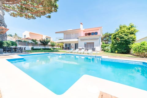 Private pool and sun terrace with loungers — Villa Marina, holiday villa in Cascais