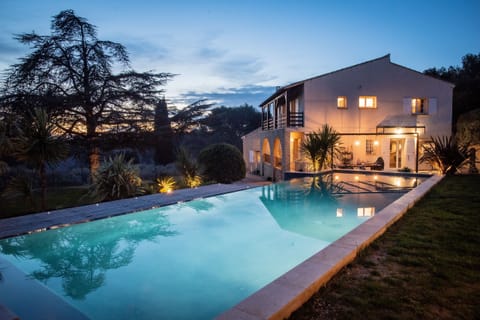 SAINT-CHAMAS vacation rental, comfortable villa for rent with heated swimming pool for 12 people. Online reservation with Plaisirs & Maisons de Provence