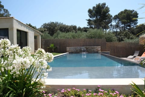 SAINT-CHAMAS vacation rental, comfortable villa for rent with heated swimming pool for 12 people. Online reservation with Plaisirs & Maisons de Provence