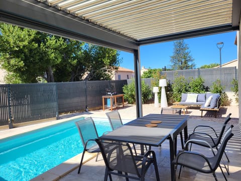 LAURIS vacation rental, comfortable house for rent with private pool for 6 people. Online reservation with Plaisirs & Maisons de Provence
