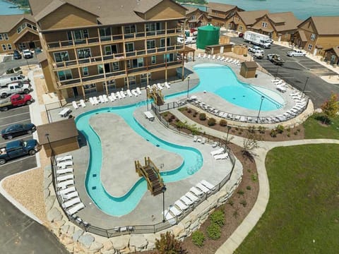 Welcome to the Poolside Penthouse!