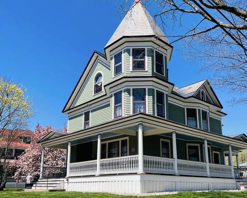 Welcome to the historic Alexandra!