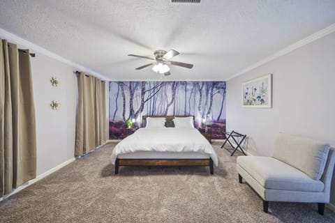 King bed in Master Bedroom located on the 1st floor.
