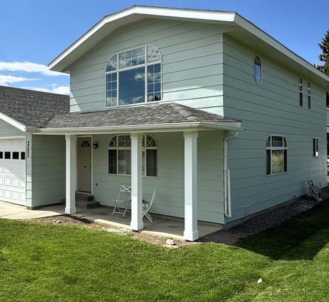 Charming 3 Bedroom, 2 Bathroom 