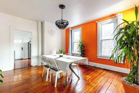 gorgeous dining nook with a modern farmhouse vibe ✨ set the table & enjoy a delicious home-cooked meal!