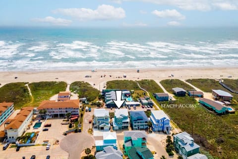 Drone photo showing proximity to beach and neighborhood layout