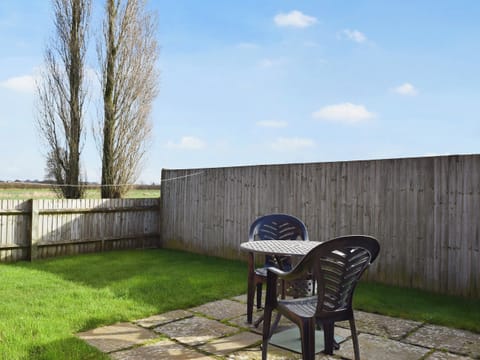 Sitting-out-area | Meadowbrook Farm - Byre Cottage - Meadowbrook Farm Cottages, Moreton, near Thame