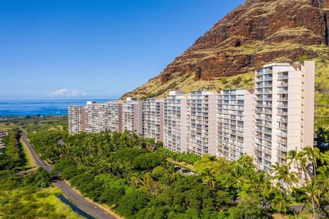 Gorgeous Makaha Valley Towers grounds. 24 hr security.  