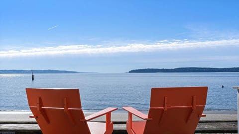 You wont find a front row Beach setting like this one. Lookout over the Sound at Mission Beach and enjoy the crisp salt water air. 