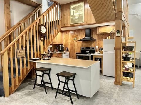 Kitchen just big enough to cook a meal! Fridge, oven/stove, microwave n dishw.
