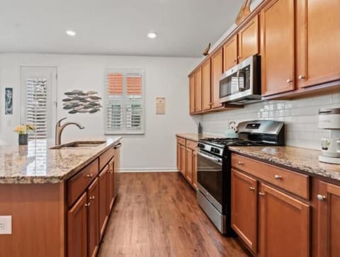 Fully stocked kitchen!