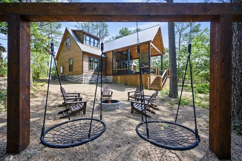 Imagine relaxing here in the peacefulness. Close to attractions, yet tucked away
