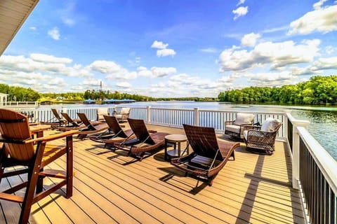 Relax in comfort on the spacious upper deck with a panoramic view of the serene lake, perfect for sunbathing or sipping your morning coffee!
