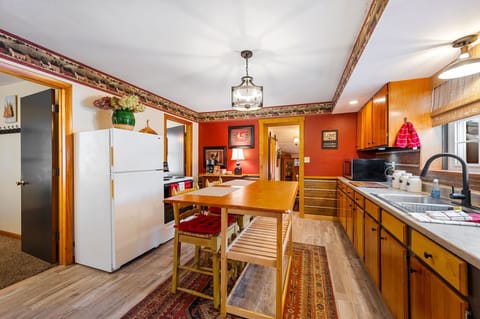 Full kitchen with island seating