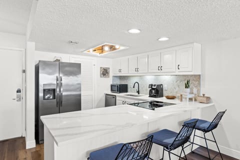 Kitchen with Breakfast Bar