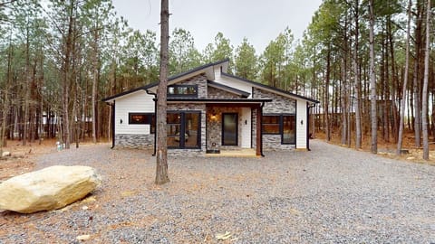 Hillside Escape is a stunning luxury cabin located in Bear Ridge near Broken Bow Lake and Beavers Bend State Park.