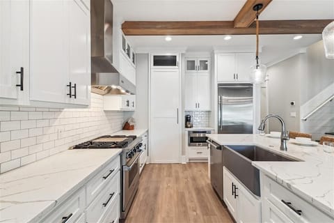 Expansive Chef's Kitchen - Equipped with Stainless Steel Appliances