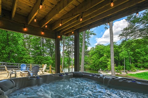 Romantic and relaxing. Take some time to enjoy the serenity from the hot tub!