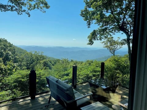 Spectacular Mountain Views from your private deck in Wintergreen! 
