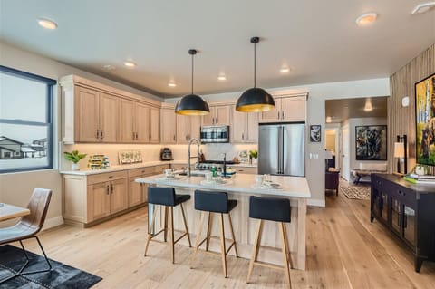 Breakfast Bar with Seating for 3