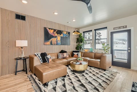 Spacious Living Room for Relaxing!