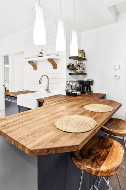 Breakfast Bar w/ 2 Stools 